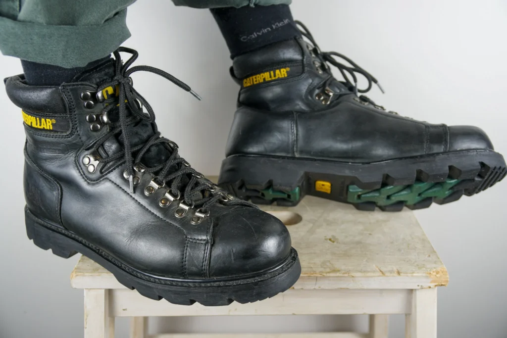 Caterpillar Brand Gahar yang Gak Cuma Jago di Proyek, tapi Juga Keren di Jalanan! 2 sepatu caterpillar