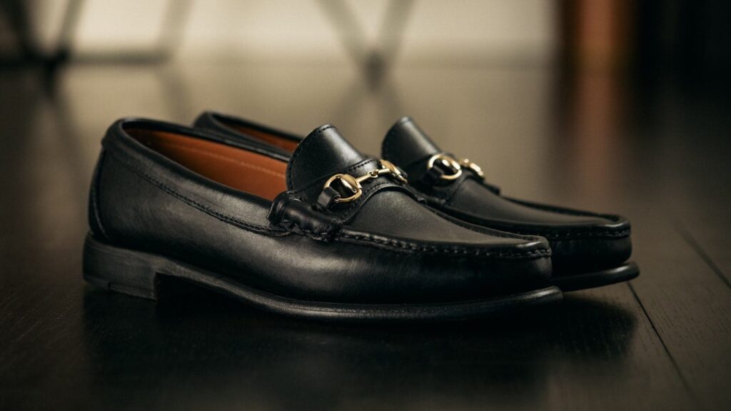 Macam-Macam Loafers Santai Tapi Tetap Stylish, Bro! 4 horsebit loafers