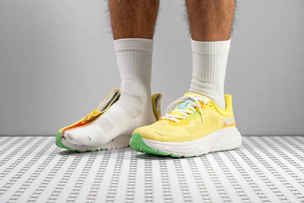 HOKA ONE ONE Sepatu Gede Tapi Ringan, Cocok Buat Kamu yang Aktif & Gak Mau Ribet 4 hoka arahi
