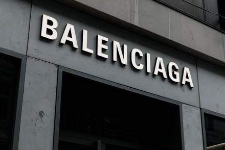 Sejarah Brand Balenciaga Yang Sangat Populer