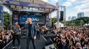 Kemeja Slim-Fit industri musik gaya hidup pria modern 2026